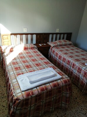 Twin Room, Shared Bathroom | Bed sheets - Hostal La Estrada Restaurante (Villablino)