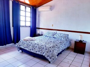 4 habitaciones, tabla de planchar con plancha, wifi y ropa de cama 