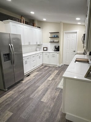 Frigorífico, microondas, horno y placa de cocina