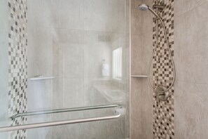 Douche, sèche-cheveux, serviettes fournies, papier toilette
