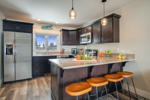 Täysin uusittu ja moderni talo keskustassa Sandpoint 