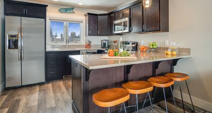 Täysin uusittu ja moderni talo keskustassa Sandpoint