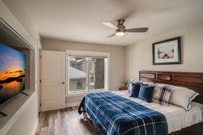 1 bedroom, iron/ironing board, free WiFi, bed sheets - Downtown location, close to Lake, restaurants, and bars! (Sandpoint)