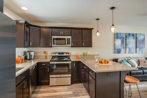 Fridge, microwave, oven, stovetop - Downtown location, close to Lake, restaurants, and bars! (Sandpoint)