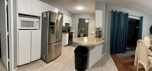 Kjøleskap, mikrobølgeovn, ovn og kokeplater