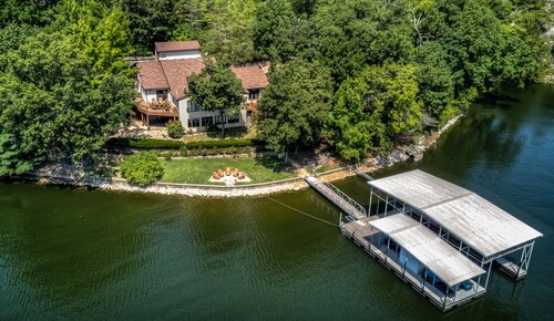 6100 sf, Beds for 32, Hot Tub, Theatre, Game Rm , Entertainers Dock, 310' Shore