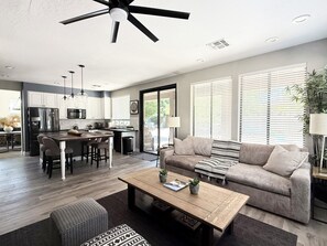 Smart-TV, peis, bøker og kontorer