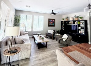 Smart-TV, peis, bøker og kontorer