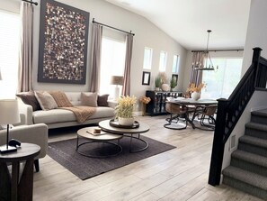 Smart TV, fireplace, books, offices - New Listing. Gorgeous Custom Home, Resort Amenities, Heated Pool, Stay in Luxury (Tempe)