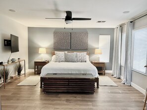 4 soverom, skrivebord, strykejern/-brett og reiseseng for barn