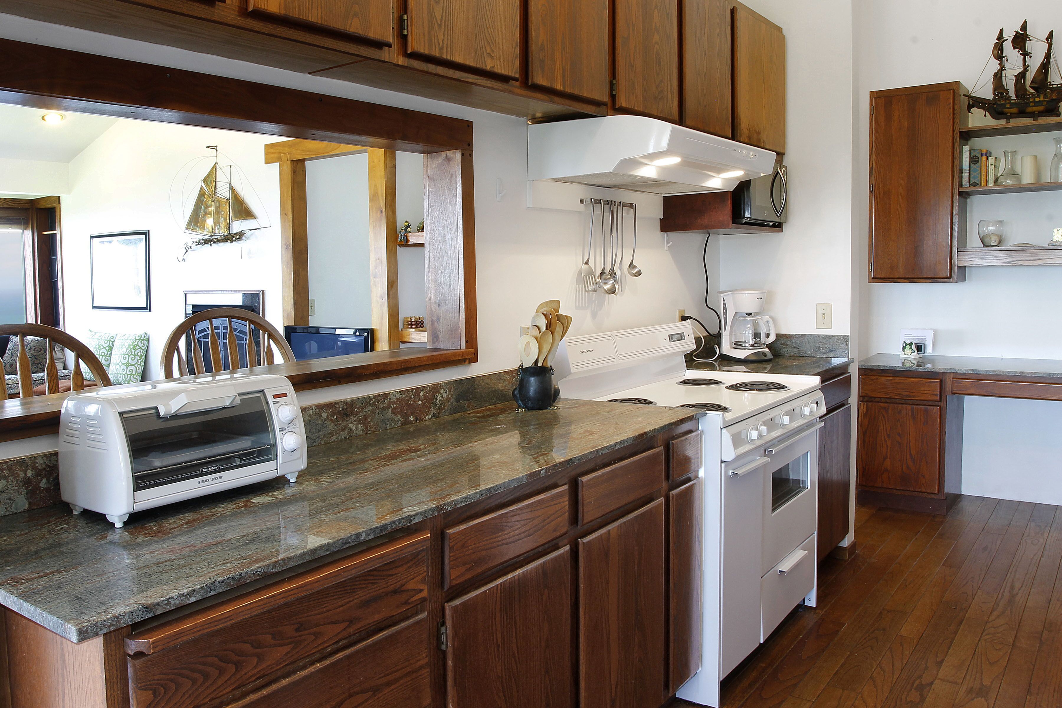 Comfortable Single Level Home. Large deck, views of the Ocean