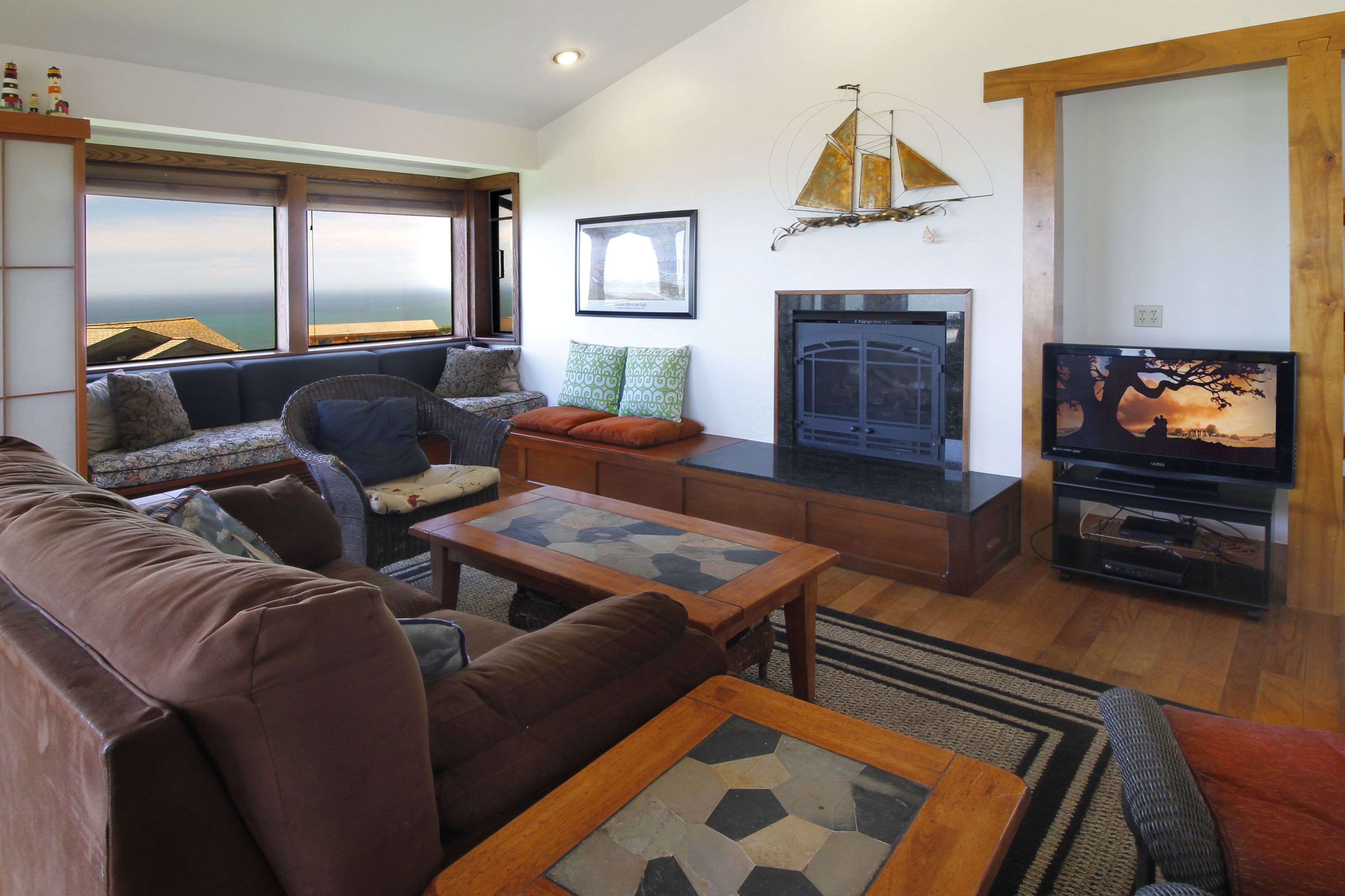 Comfortable Single Level Home. Large deck, views of the Ocean