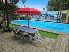 Una piscina al aire libre