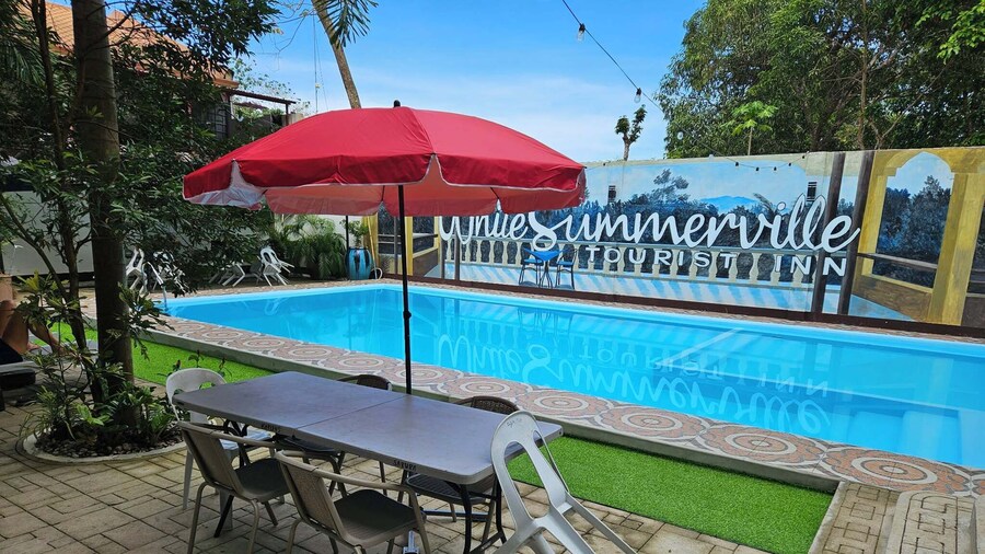 White Summerville Tourist Inn