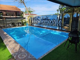 Una piscina al aire libre