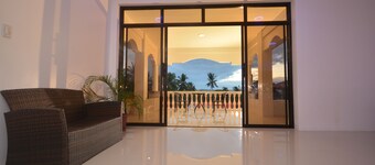 White Summerville Tourist Inn