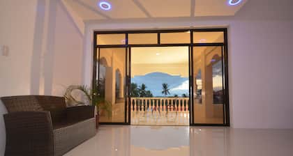 White Summerville Tourist Inn