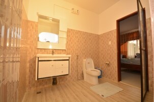 Un baño con inodoro, lavabo y espejo.