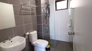 Hårføner, håndklær, sjampo og toalettpapir