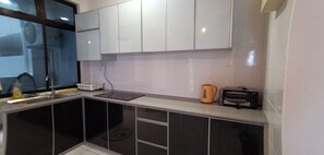 Kjøleskap og vannkoker