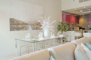 Exclusief appartement | Woonruimte | Een televisie