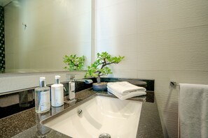Exclusive Apartment | Bathroom | Combined shower/tub, free toiletries, hair dryer, towels