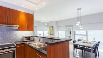Estúdio exclusivo, vista para a cidade | Cozinha privada | Geladeira, micro-ondas, fogão, cooktop