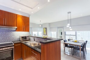 Exclusive Studio, City View | Private kitchen | Fridge, microwave, oven, stovetop - Nasma Luxury Stays - Central Park Tower (Dubai)