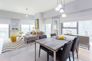 Studio Eksklusif, pemandangan kota | Makan di kamar