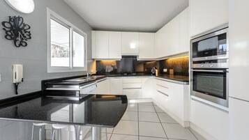 Jääkaappi, mikroaaltouuni, uuni, liesi