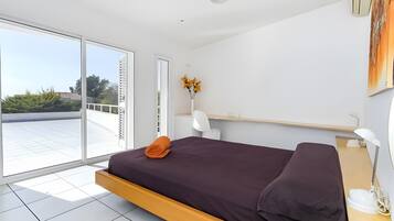 4 bedrooms, iron/ironing board, free WiFi, bed sheets