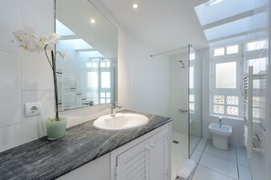 Baignoire, sèche-cheveux, serviettes fournies