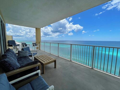 Corner Unit Luxury Beachfront Condo, jossa on 2 pysäköintipaikkaa! 20% alennus huhtikuusta 