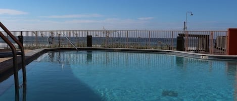 Una piscina techada, una piscina al aire libre