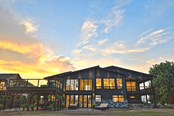 Huge deck overlooking the lake