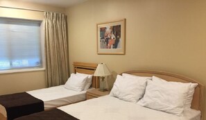 Suite familiare, letti multipli, non fumatori, vista giardino | Una scrivania, ferro/asse da stiro, Wi-Fi gratuito, lenzuola
