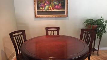 Familien-Suite, 2 Schlafzimmer, Kochnische, Gartenblick | Essbereich im Zimmer