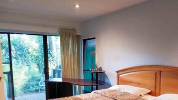 Familien-Suite, Mehrere Betten, Gartenblick, Bergseite | Schreibtisch, Bügeleisen/Bügelbrett, kostenloses WLAN, Bettwäsche