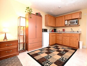 Classic Studio, 1 Queen Bed | Private kitchen | Coffee/tea maker, electric kettle
