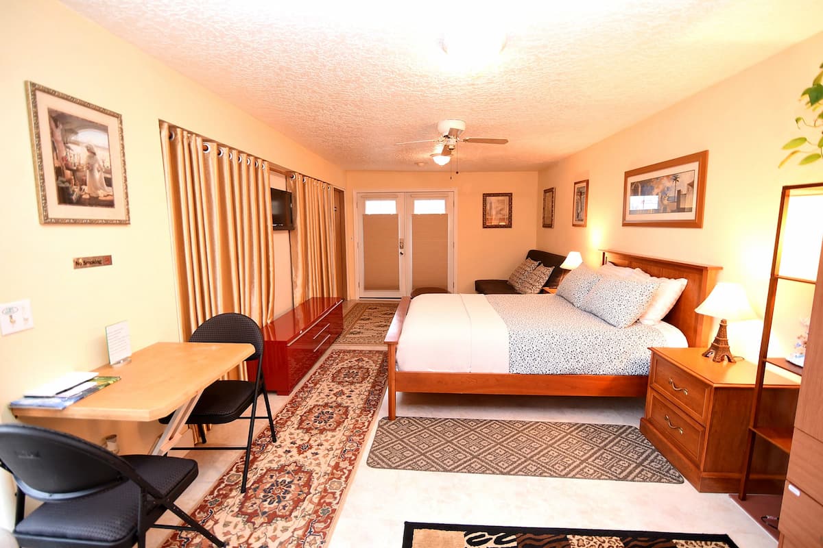 Classic Studio, 1 Queen Bed | Interior entrance