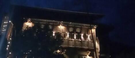 Boendets fasad - kväll/natt