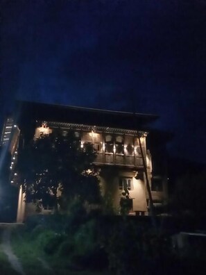 Front of property - evening/night - Dawa Penjor Heritage Farmstay - Hostel (Paro)