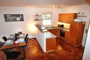 Kühlschrank, Mikrowelle, Ofen, Geschirrspüler