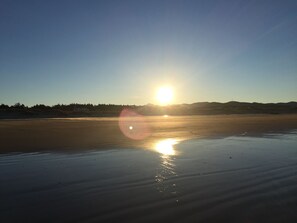 在海滩、沙滩椅、沙滩毛巾