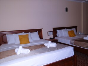 Suite, plusieurs lits, non-fumeurs, vue lac | Lits pliants/supplémentaires, Wi-Fi gratuit, draps fournis