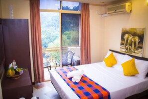 Chambre Confort, 1 lit double, non-fumeurs, vue jardin | Salle de bain | Serviettes fournies