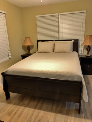 1 bedroom, iron/ironing board, Internet, bed sheets - Luxury suite “ Hilda S (Jacksonville)