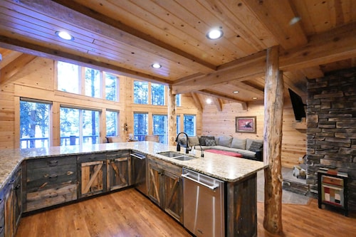 Lake Escape | On Henrys Lake Outlet | Private Boat Dock | Hot Tub