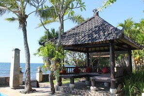 Gazebo - The Ning Beach & Villa (Kubutambahan)