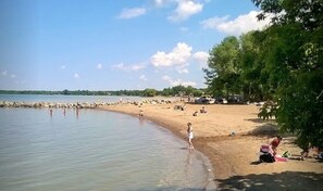 Una spiaggia nelle vicinanze